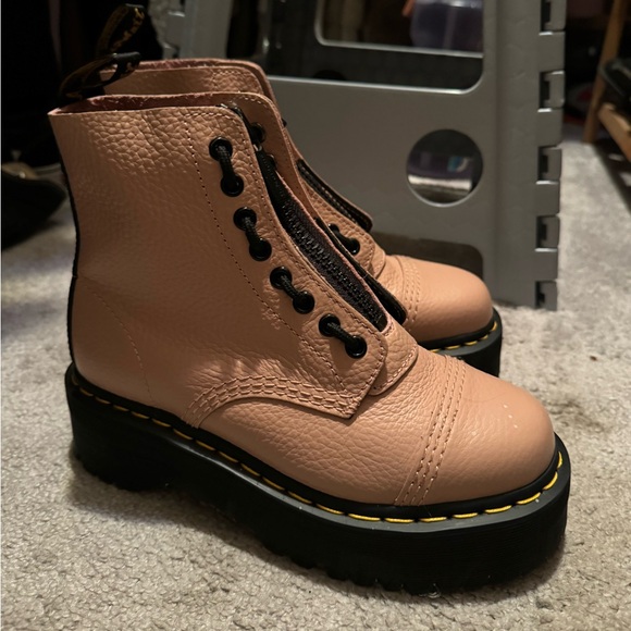 Dr. Marten Sinclair platform boot in powder pink - Picture 2 of 8